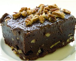Brownie de chocolate, nozes e framboesa