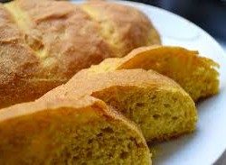 Pãozinho de abóbora com azeitona e alecrim