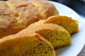 Pãozinho de abóbora com azeitona e alecrim