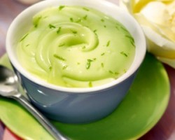 Creme de abacate com passas