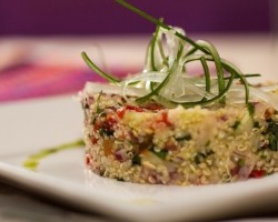 Salada de quinua com azeitonas pretas