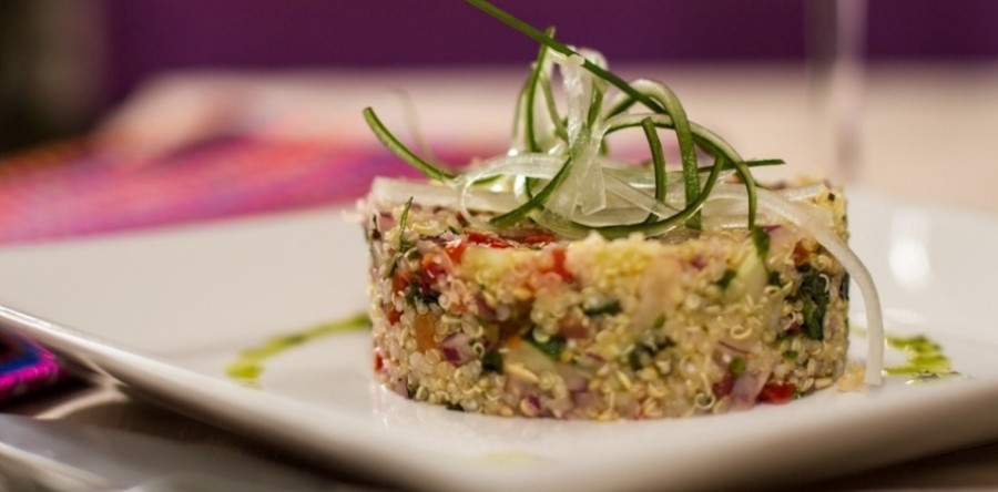 Salada de quinua com azeitonas pretas