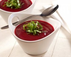 Sopa de beterraba com iogurte