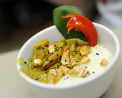 Frango com vagem ao molho de leite de coco e curry