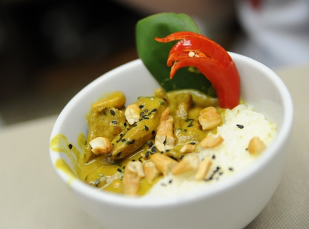 Frango com vagem ao molho de leite de coco e curry