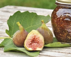 Doce funcional de figo com amêndoas e nozes