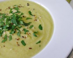 Sopa de abobrinha com cebola