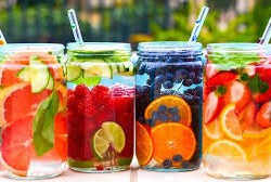 Água com frutas vermelhas, hortelã e cravo da índia
