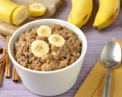 Quinua cozida ao leite de coco, com banana e canela