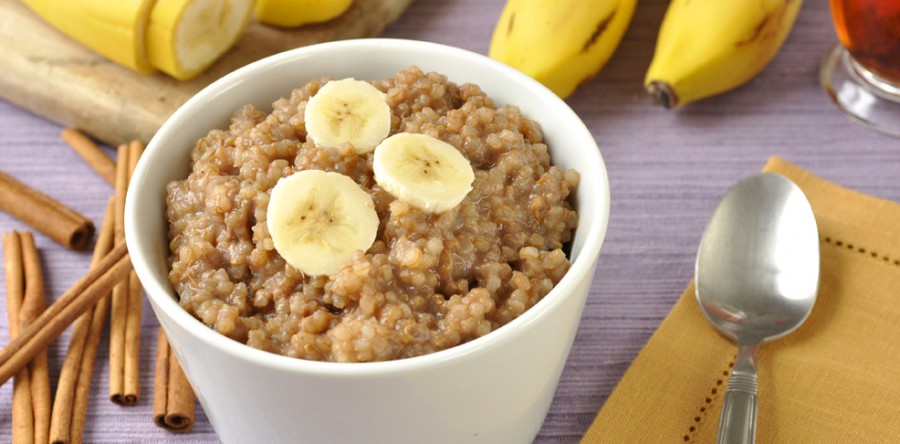 Quinua cozida ao leite de coco, com banana e canela
