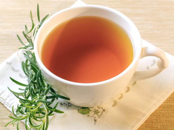 Chá de alecrim e seu poder digestivo