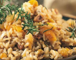 Arroz com nozes, amêndoas e cúrcuma
