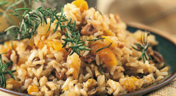 Arroz com nozes, amêndoas e cúrcuma