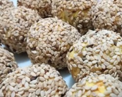 Bolinho de mandioca com frango e gergelim