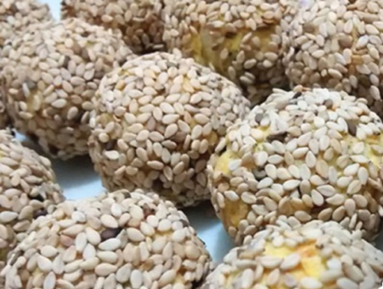 Bolinho de mandioca com frango e gergelim