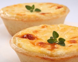 Empadinha fit de mandioca com tomate e legumes