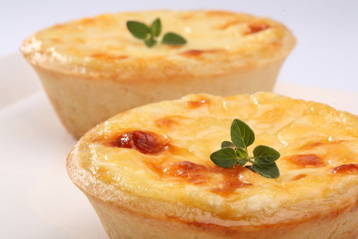 Empadinha fit de mandioca com tomate e legumes