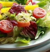 Salada verde detox com folhas de dente-de-leão