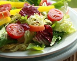 Salada verde detox com folhas de dente-de-leão