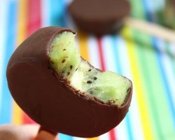 Picolé de kiwi com chocolate