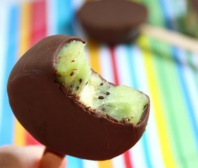 Picolé de kiwi com chocolate