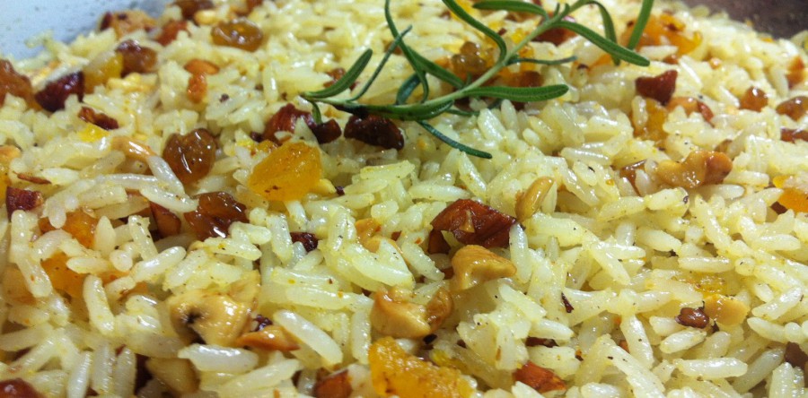 Arroz com nozes e curry