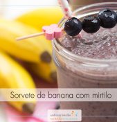 Sorvete de banana com mirtilo