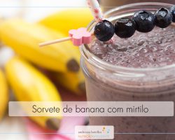 Sorvete de banana com mirtilo