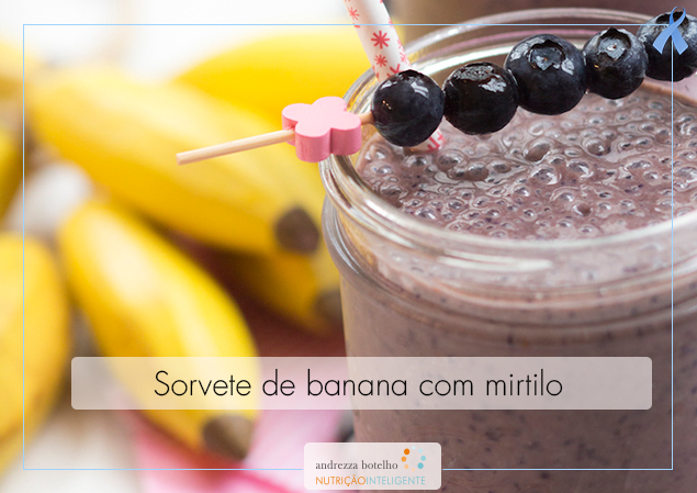 Sorvete de banana com mirtilo