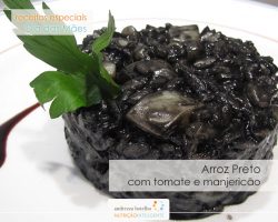 ARROZ PRETO COM TOMATE E MANJERICÃO