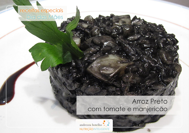 ARROZ PRETO COM TOMATE E MANJERICÃO