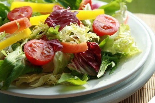 Salada verde detox com folhas de dente-de-leão